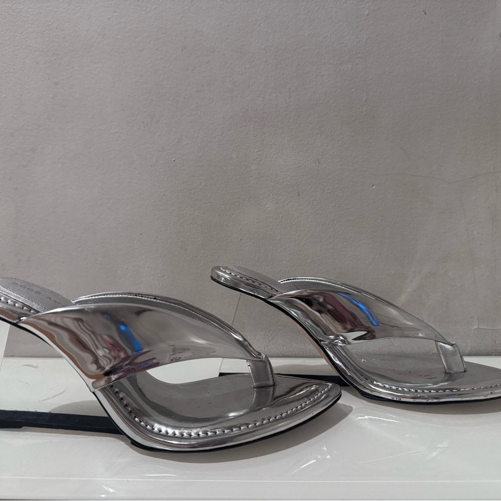 Good American Silver Metallic Pointed-Toe Thong Sandals - Picture 5 of 6